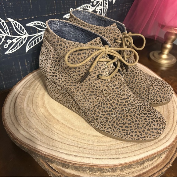 Tom Desert Wedge Booties in leopard print 
Size 8 - Picture 2 of 5